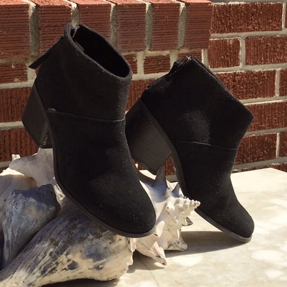 Tom’s Black Suede and Wool Back Zip Up Ankle Booties Size 7
